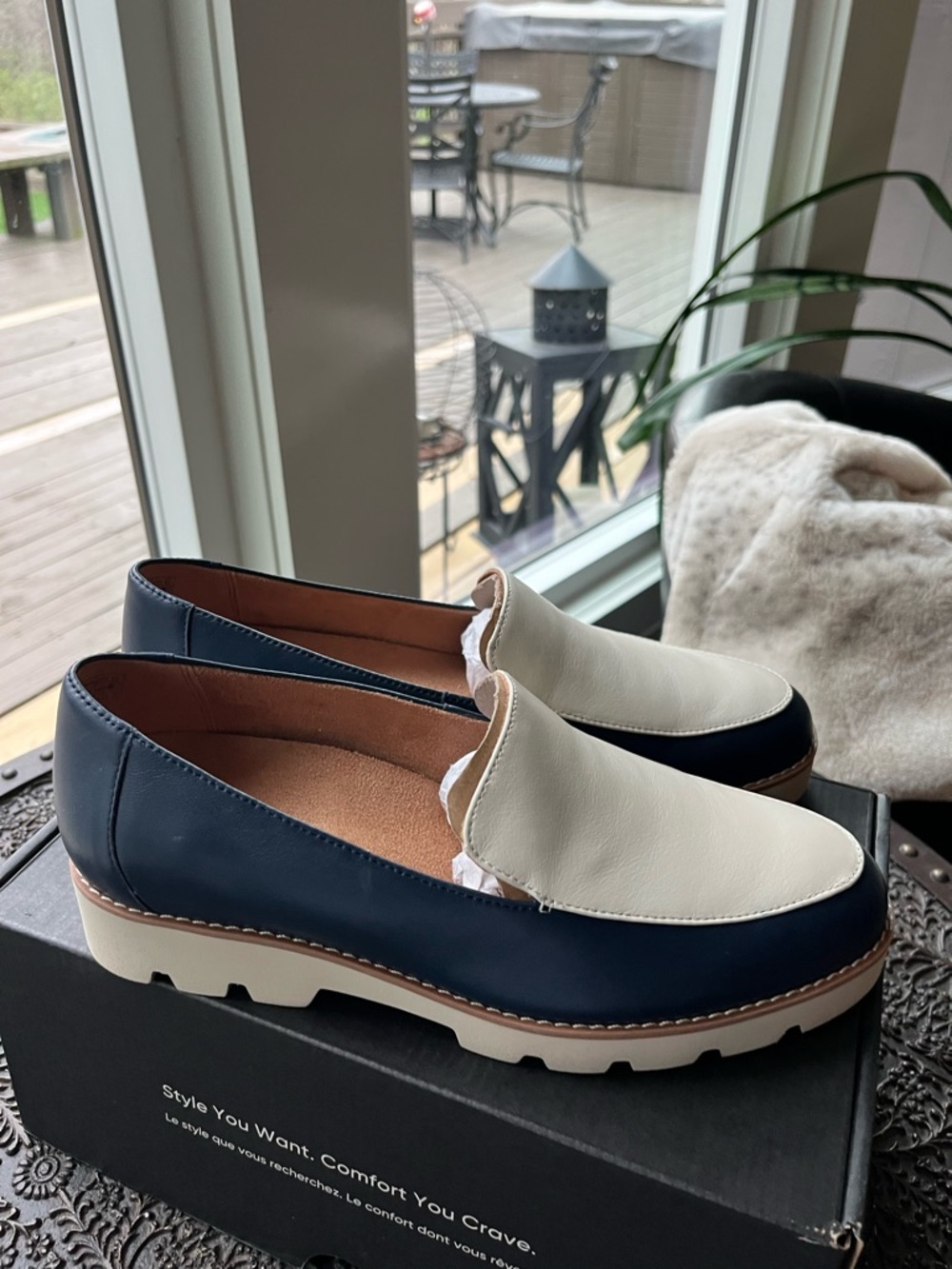 VIONIC KENSLEY NAPPA LEATHER LOAFERS IN NAVY CREAM 8 W WIDE - Picture 6 of 9